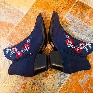 💙Fabulous Blue Suede Embroidered Ankle Booties by Carlos!
